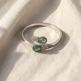 Pulseira elegante com um encantador pendente de esmeralda em forma de lágrima