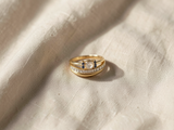 Conjunto elegante de anéis de dourado com opala