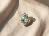 Anel elegante com esmeralda e diamante