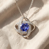 Colar elegante com diamante azul em prateado