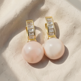 Brincos dourados elegantes com pérolas cor-de-rosa e zircões brilhantes