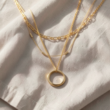Colar elegante de ouro com três fios e círculo aberto