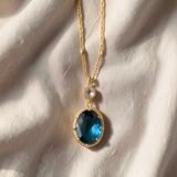 Colar elegante com uma encantadora pedra azul-safira