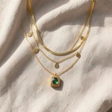 Conjunto elegante de colar com esmeralda