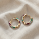 Brincos dourados elegantes com detalhes esmaltados