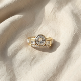 Conjunto elegante de anéis dourados adornados com cristais brilhantes