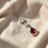 Colar elegante com pendente em forma de lágrima de rubi e auréola de cristais cintilantes