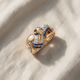 Anel dourado elegante adornado com zircões cintilantes