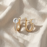 Brincos Huggie elegantes com moissanite cintilante
