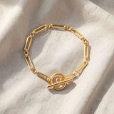 Pulseira de corrente dourada elegante com fecho em T-bar