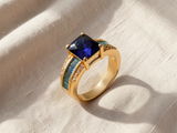 Anel de dourado elegante com uma safira azul encantadora