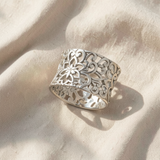 Anel de prata elegante com design vazado