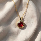 Colar elegante com pendente de zircónia cúbica vermelha cintilante