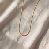 Colar dourado delicado com corrente tipo box para usar em camadas com elegância