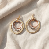 Elegante combinação de ouro e prata – brincos modernos para todos os estilos